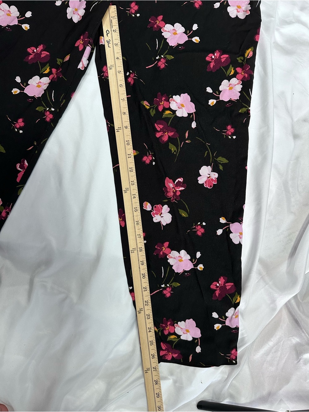 Terra & Sky Black Floral Capri Pants Size 1X - Picture 3 of 6